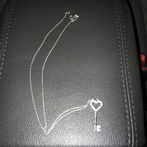 🔴SOLD🔴 Women’s Key necklace.